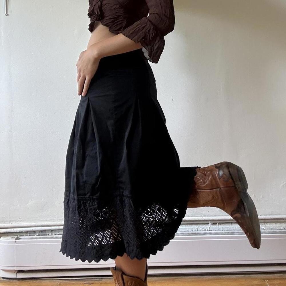 Low-rise midi skirt with doily lace details ( fits S-M)